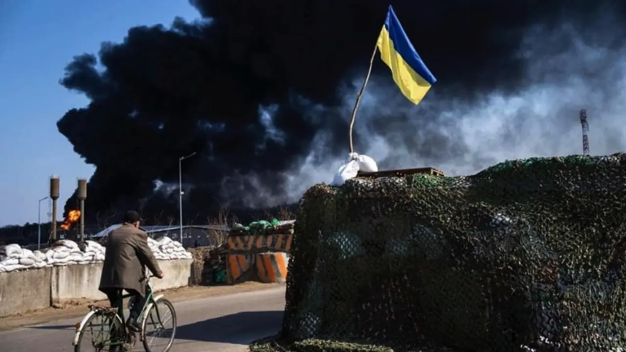 Una bandera de Ucrania en medio de un bombardeo. / Facebook / Ministerio de Defensa de Ucrania