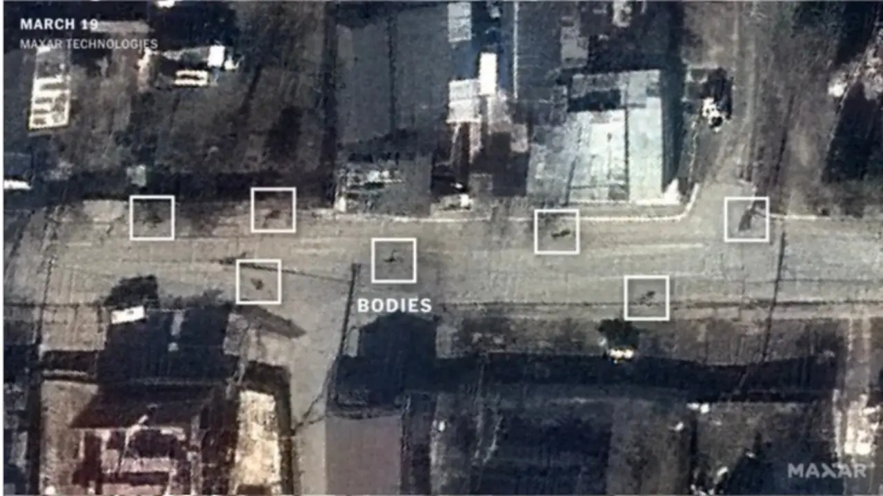 Im&aacute;gen de Maxar Technologies que muestra cuerpos tirados en las calles de Bucha / Maxar Technologies