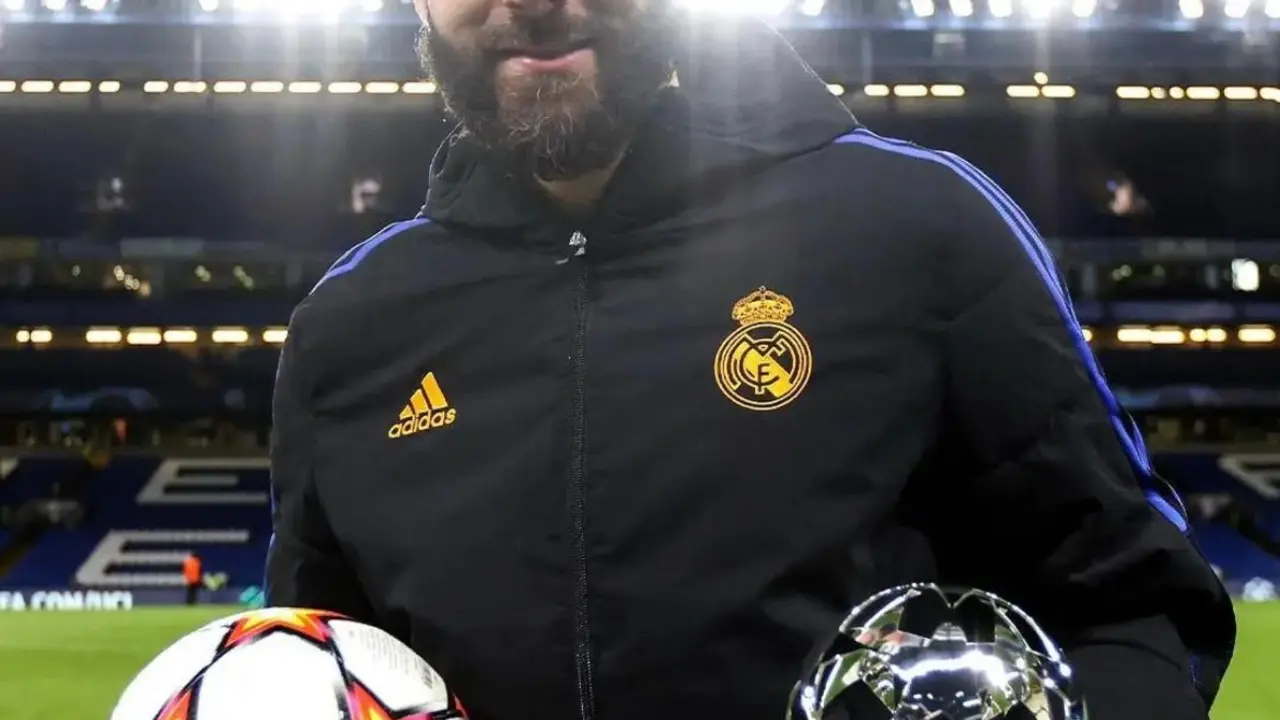 Karim Benzema posa con el bal&oacute;n del partido y el premio a mejor jugador del encuentro. / Foto: @realmadrid