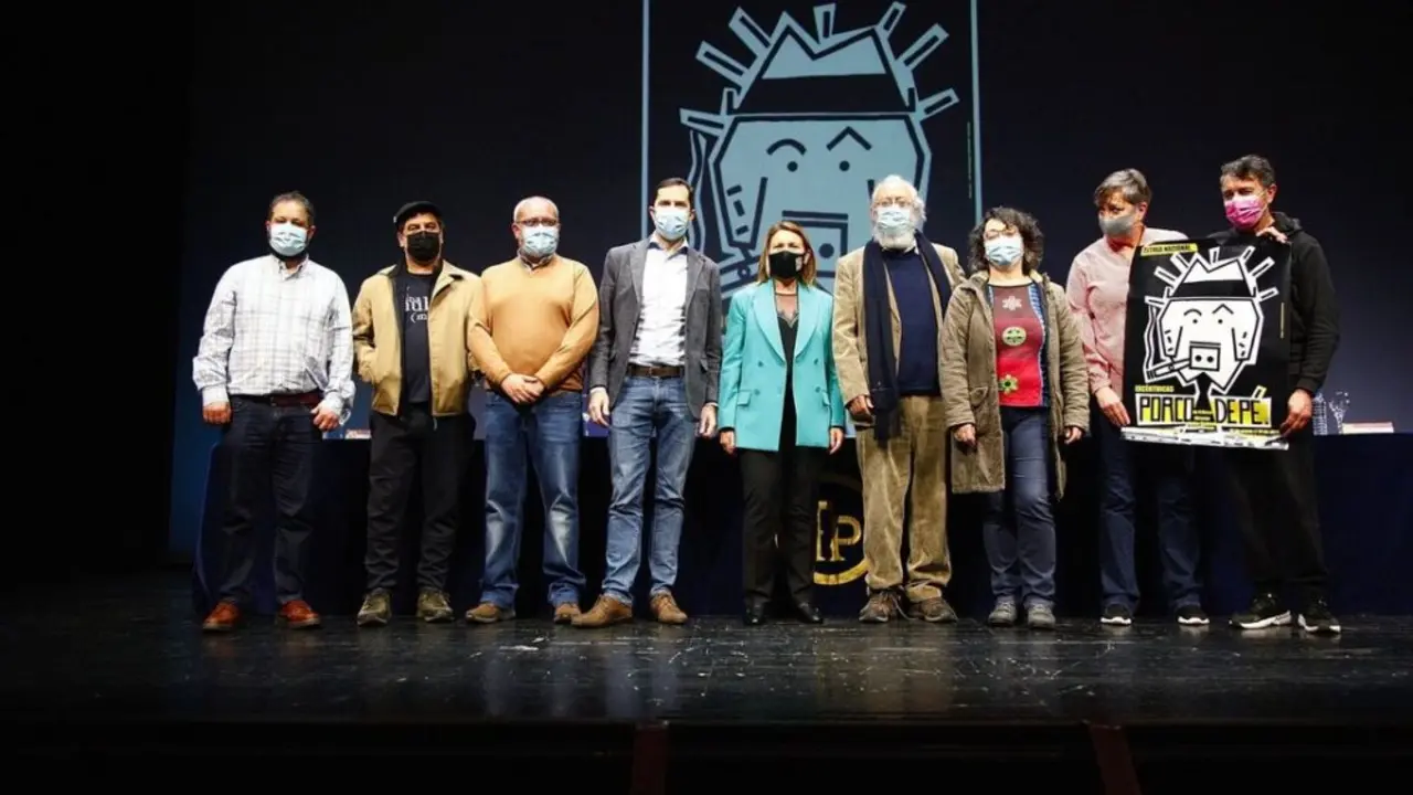 La obra de teatro O Porco de pé llega a Compostela. / RR SS