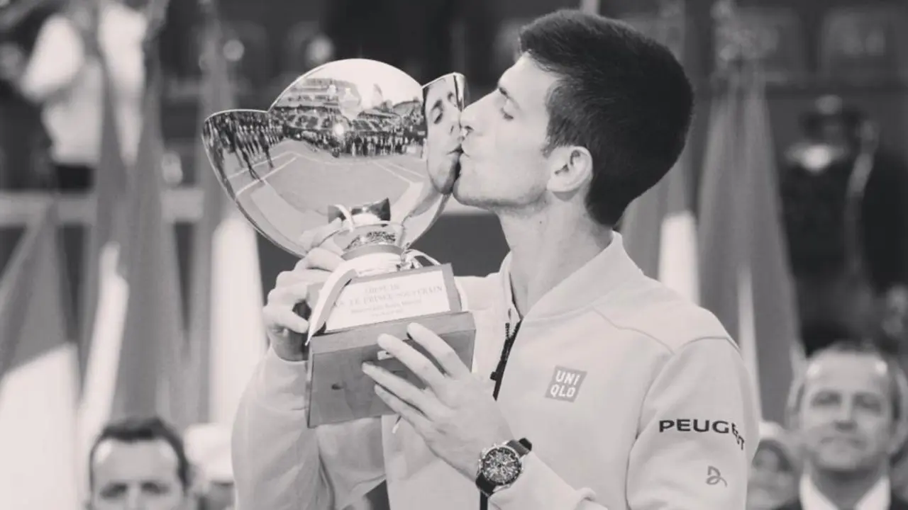 Novak Djokovic con el t&iacute;tulo de campe&oacute;n de Montecarlo en 2015. / Foto: @rolexmontecarlomasters