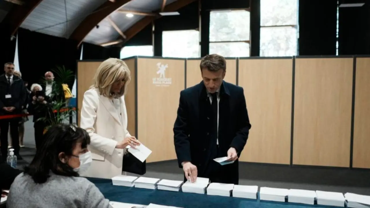 El presidente de Francia, Emmanuel Macron, y su esposa, Brigitte Macron, votando en la primera vuelta de las elecciones presidenciales. / Twitter