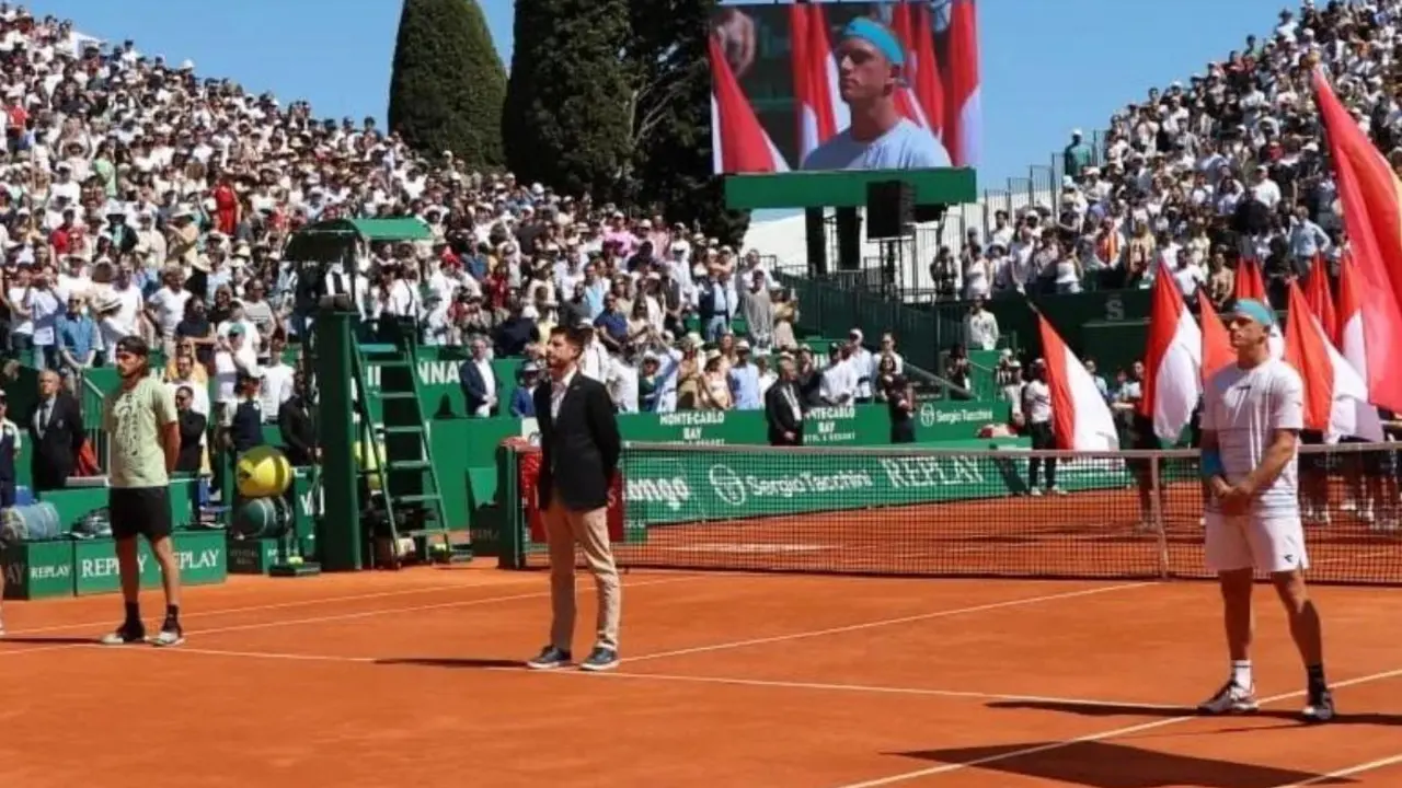 Tsitsip&aacute;s y Davidovich instantes antes de comenzar la final de Montecarlo. / Foto: @rolexmontecarlomasters