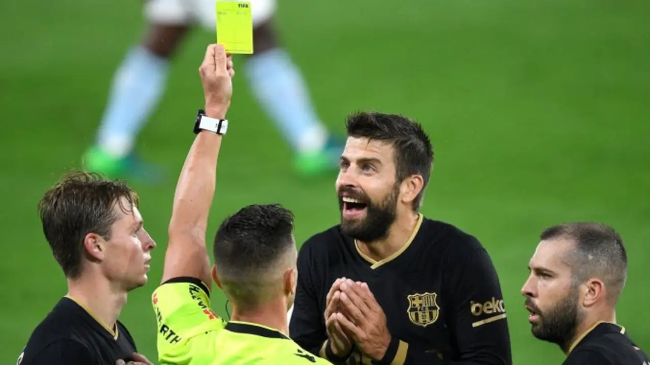 Piqu&eacute; es sancionado por un &aacute;rbitro. / culemania.com