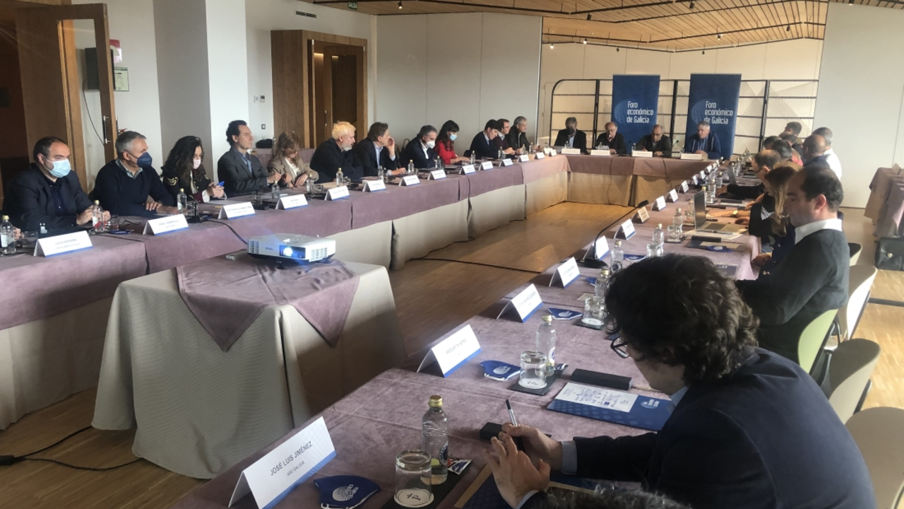 Reuni&oacute;n en el Parador de Mux&iacute;a del Foro Econ&oacute;mico de Galicia. / Mundiario
