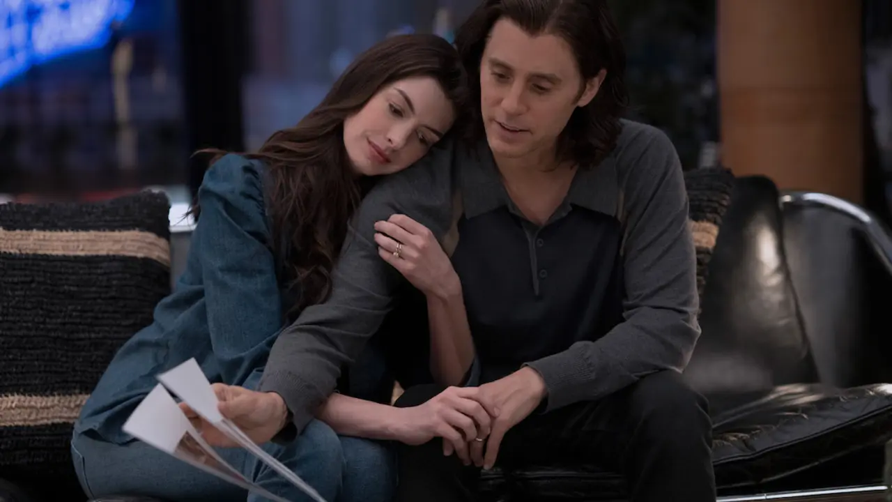 Jared Leto y Anne Hathaway en la miniserie WeCrashed. / AppleTV+