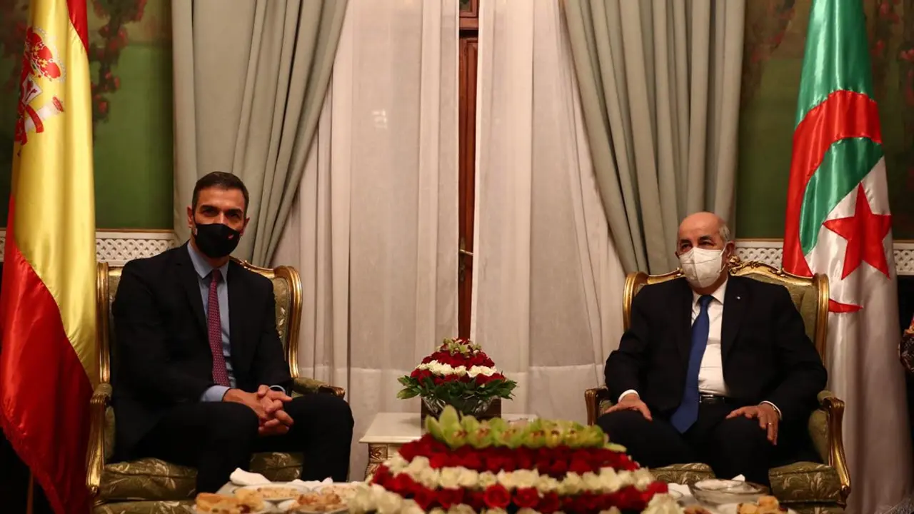 El presidente del Gobierno de Espa&ntilde;a, Pedro S&aacute;nchez, y el presidente de Argelia, Abdelmajid Tebboune, en Argel. / La Moncloa