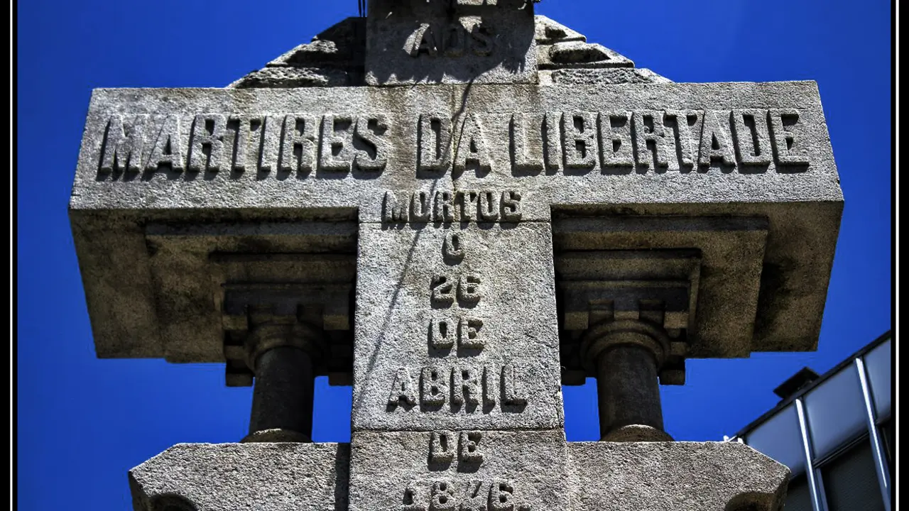 Monumento a los M&aacute;rtires en Carral.