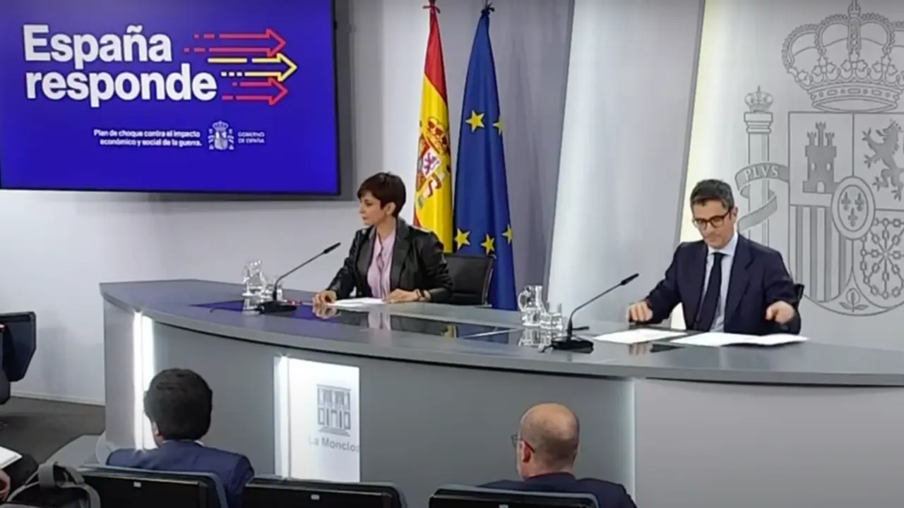 La ministra de Política Territorial y Portavoz del Gobierno, Isabel Rodríguez, y el de la Presidencia, Félix Bolaños. / Mundiario