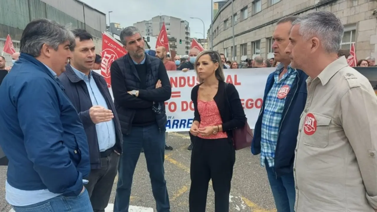 Gonzalo Caballero, Martín Seco y Noelia Otero en la concentración de trabajadores de Barreras. / PSdeG