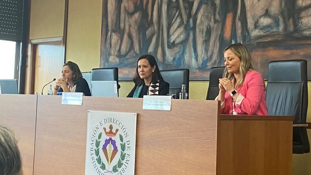 Patricia Cardador, Imelda Capote y&nbsp;María Cadaval en la USC. / Mundiario