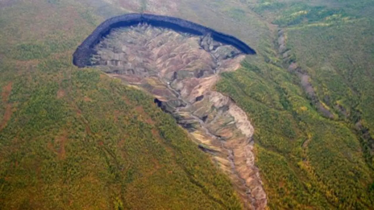 Cr&aacute;ter de Batagaika en Siberia. / RR SS.