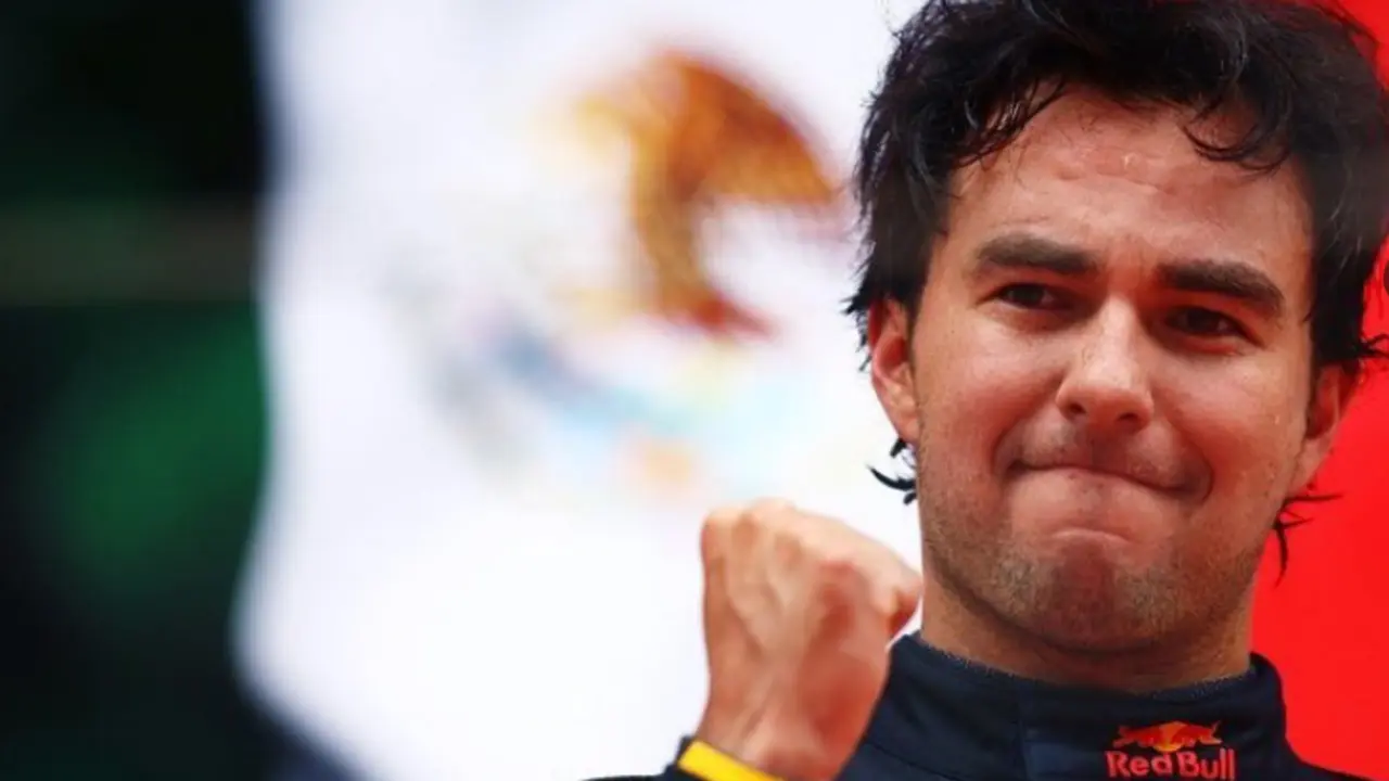 Sergio P&eacute;rez celebrando su triunfo en M&oacute;naco. / @SChecoPerez