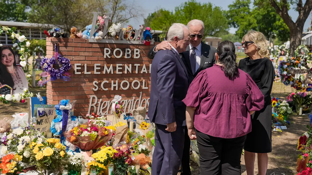 El presidente de EE UU, Joe Biden, y su esposa, Jill Biden, en homenaje a las v&iacute;ctimas en Uvalde, Texas. / @POTUS