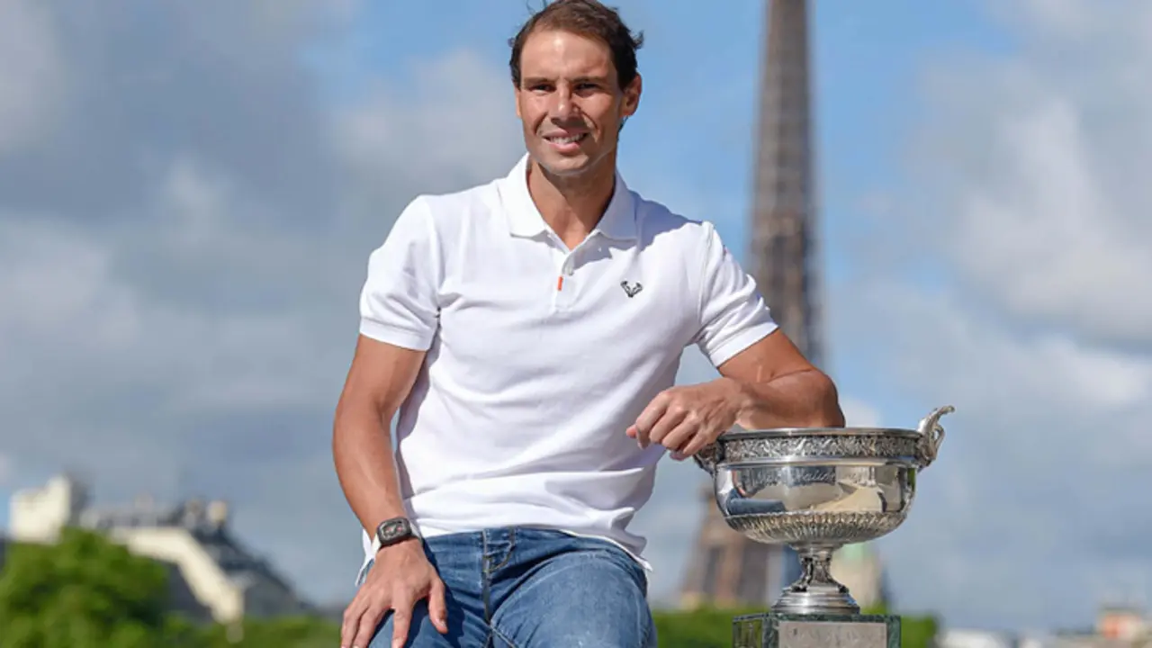Rafael Nadal posando con el trofeo de campe&oacute;n de Roland Garros. / @rolandgarros