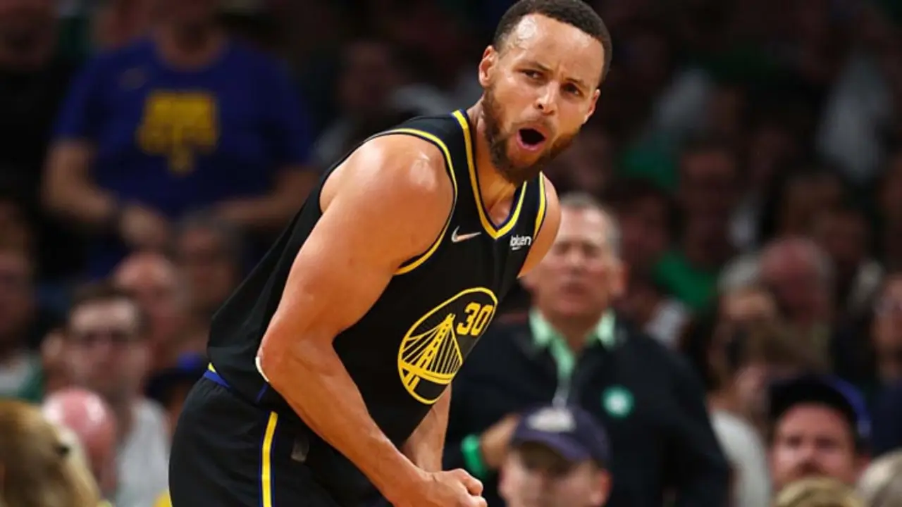 Stephen Curry en plena acci&oacute;n del cuarto juego de las finales de la NBA. / @nbalatam