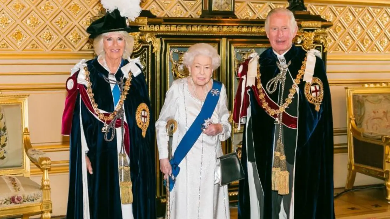 Camilla, duquesa de Cornualles; Carlos pr&iacute;ncipe de Gales; y la reina Isabel II. / @TheRoyalFamily.