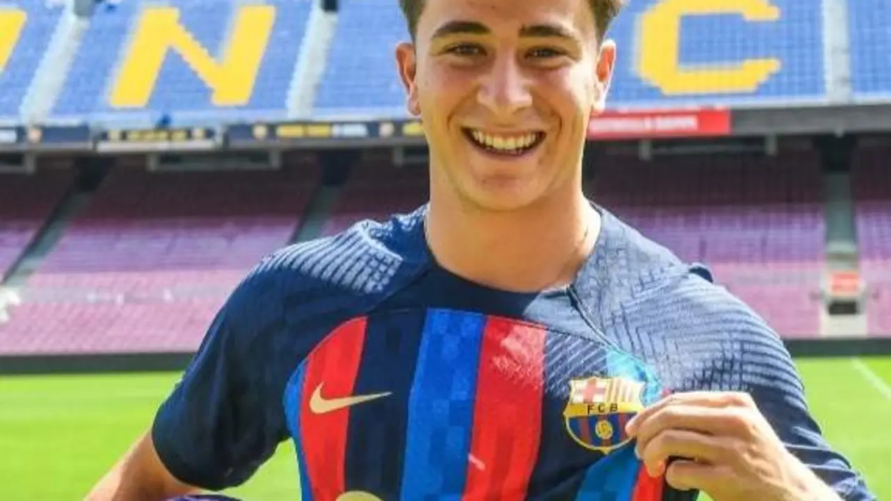 Pablo Torre posando con la camiseta del FCB. / @fcbarcelona