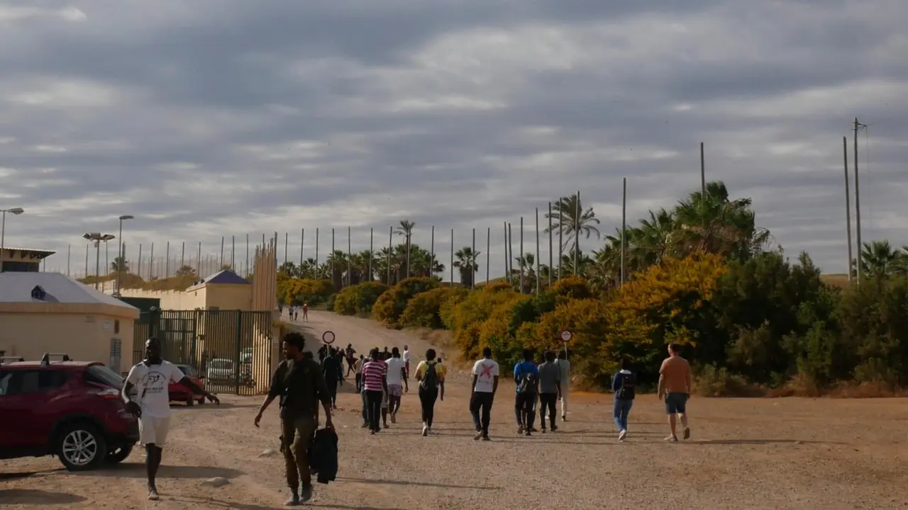 Migrantes llegando al dispositivo de acogida tras cruzar la valla en Melilla. / RTVE