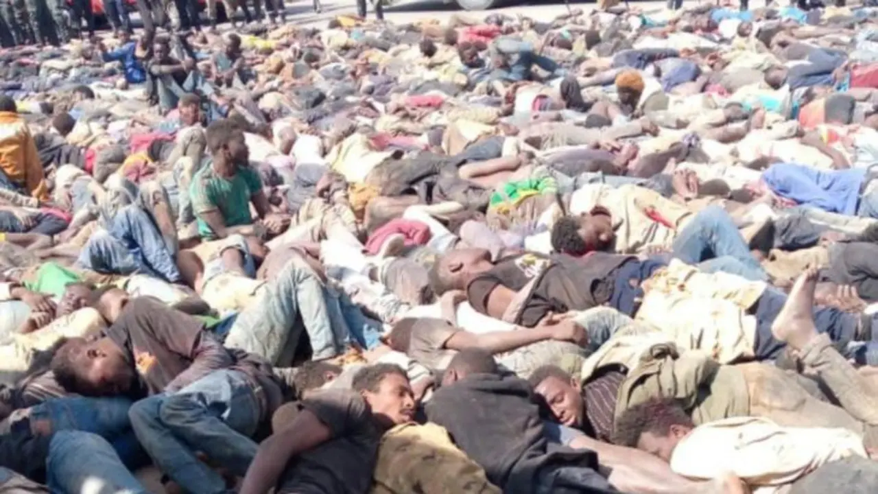 Migrantes tras el asalto. No se distingue entre los muertos y detenidos. / @NadorAmdh.