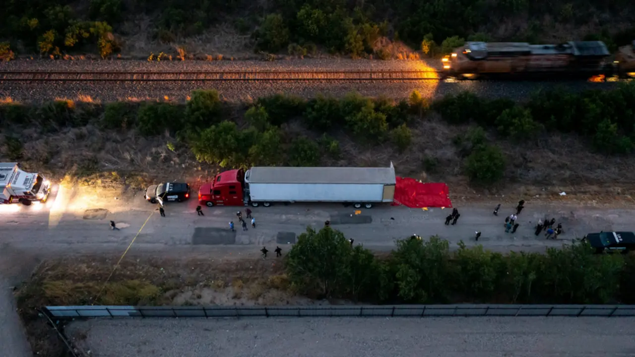 El tr&aacute;iler abandonado con m&aacute;s de medio centenar de migrantes en Texas. / RR.SS.