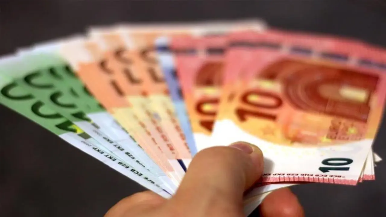 Una persona con varios cientos de euros en mano. / Pixabay