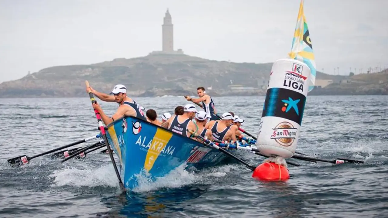 La BouBizkaia en la ciaboga de Riazor.