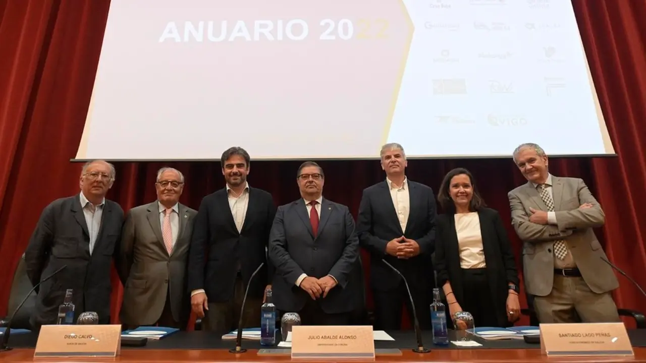 Fernando Gonz&aacute;lez Laxe, Emilio P&eacute;rez Nieto, Diego Calvo, Julio Abalde, Santiago Lago, Imelda Capote y Jos&eacute; Luis G&oacute;mez en la presentaci&oacute;n del Anuario 2022 del Foro Econ&oacute;mico de Galicia. / Moncho Fuentes