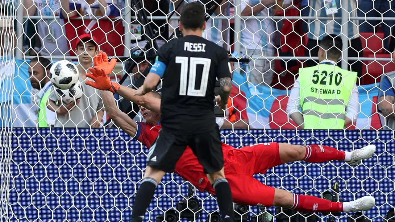 Hannes &THORN;&oacute;r Halld&oacute;rsson vs Messi. / The Times