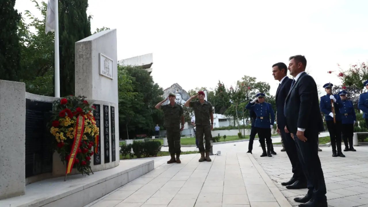 Pedro S&aacute;nchez en homenaje a militares espa&ntilde;oles fallecidos en M&oacute;star. - @sanchezcastejon