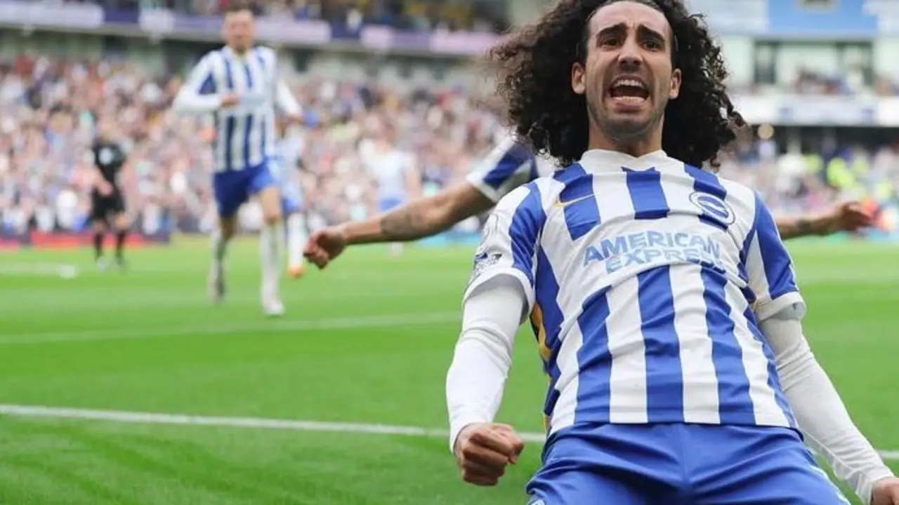 Marc Cucurella celebrando un gol con el Brighton. / @cucurella3
