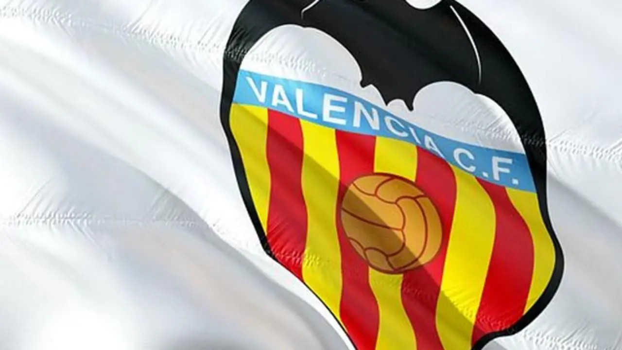 Bandera con el escudo del Valencia CF. / Pixabay