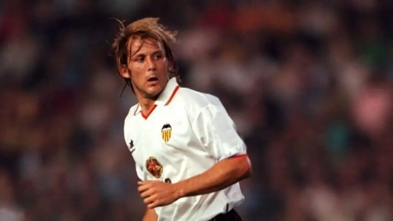 Gaizka Mendieta, reconocido y destacado jugador del Valencia, tambi&eacute;n fue capit&aacute;n del club ch&eacute;. / @tntsports