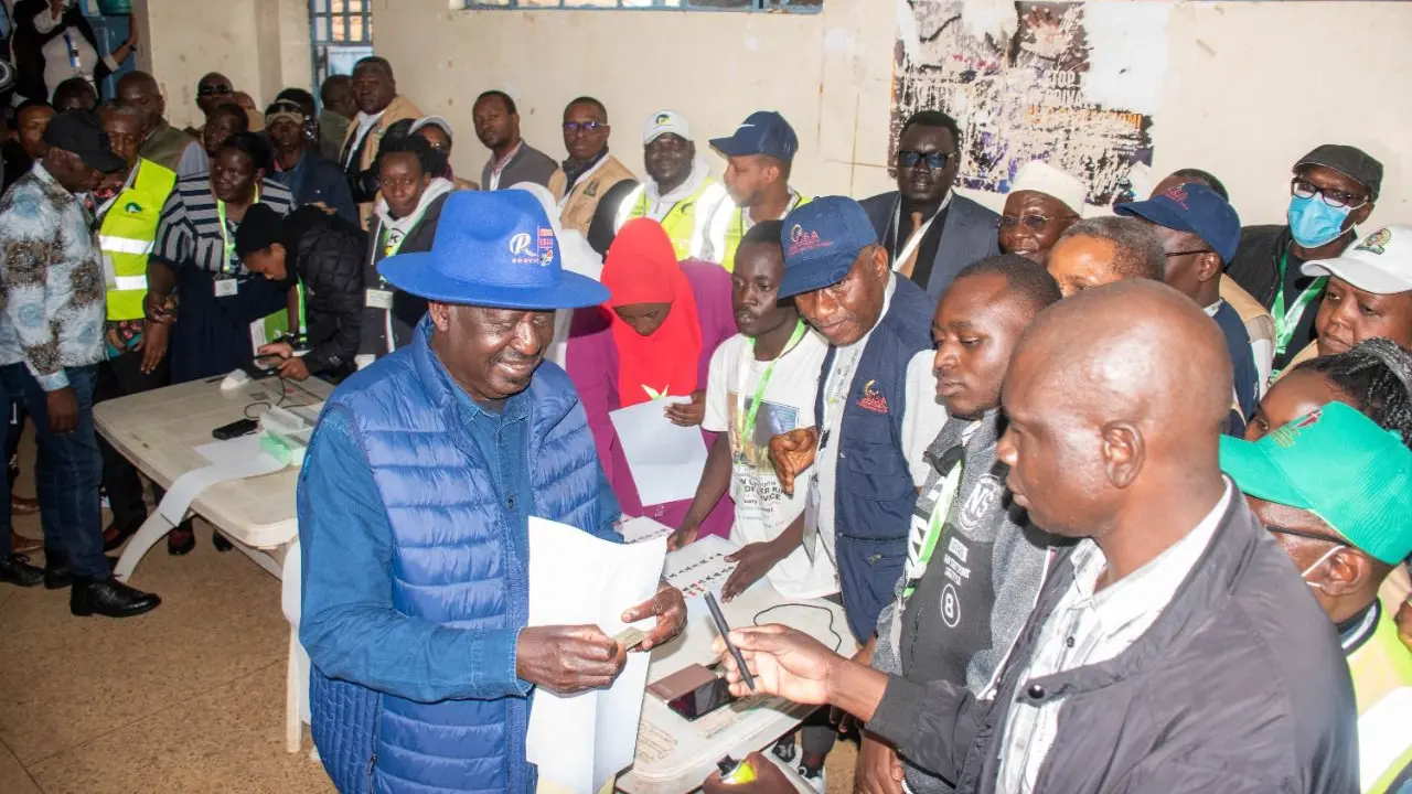 Raila Odinga ejerciendo el voto en Kenia. / @RailaOdinga
