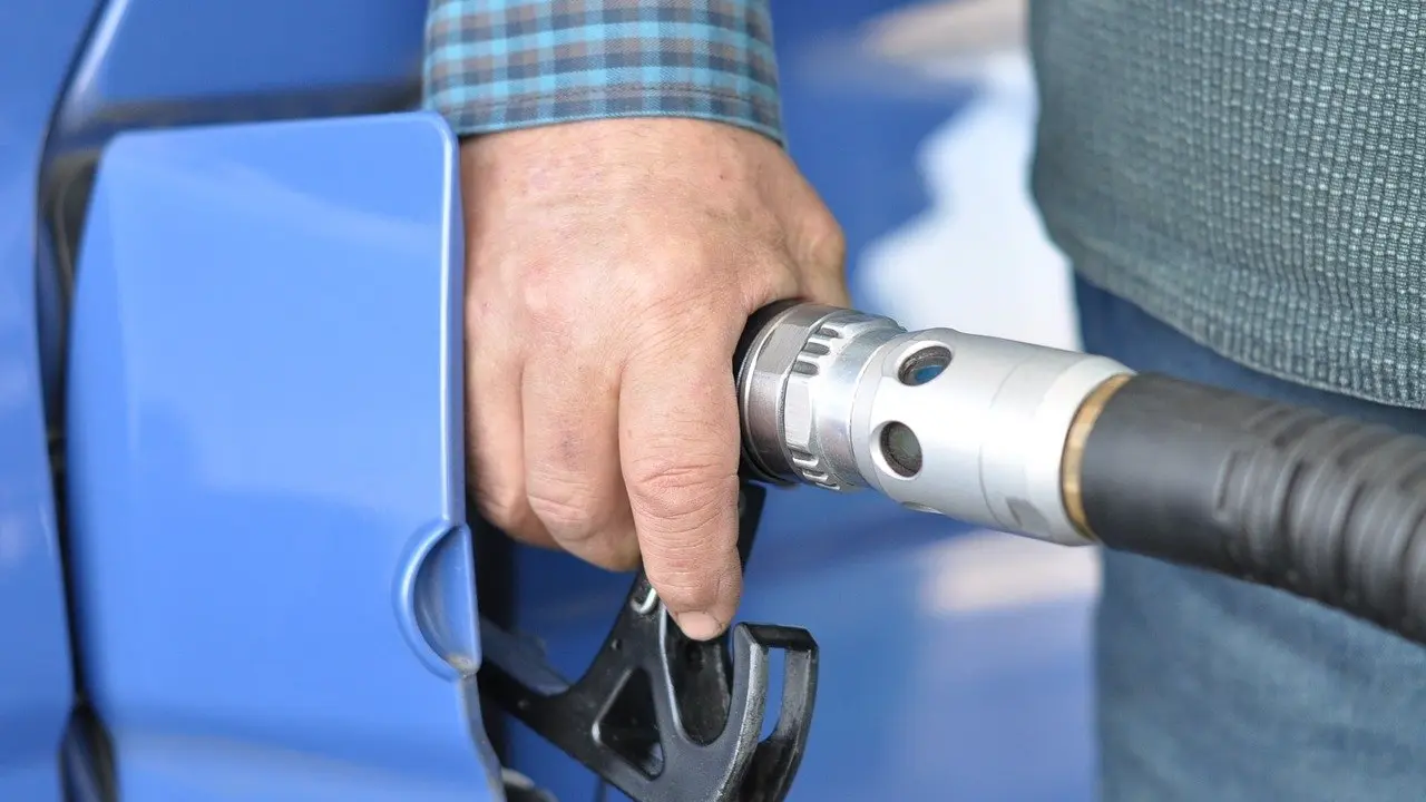 Un hombre reposta en una gasolinera. / Pixabay