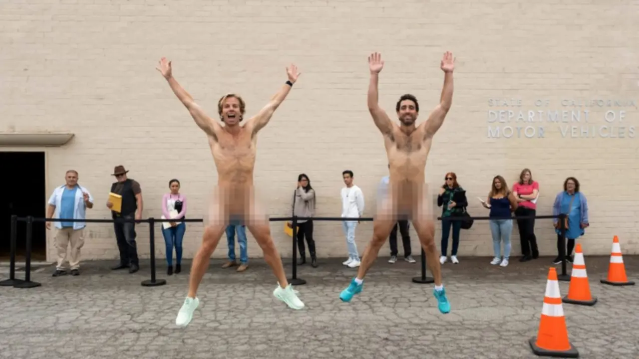 Chad y JT desnudos en su nuevo falso documental. / Netflix