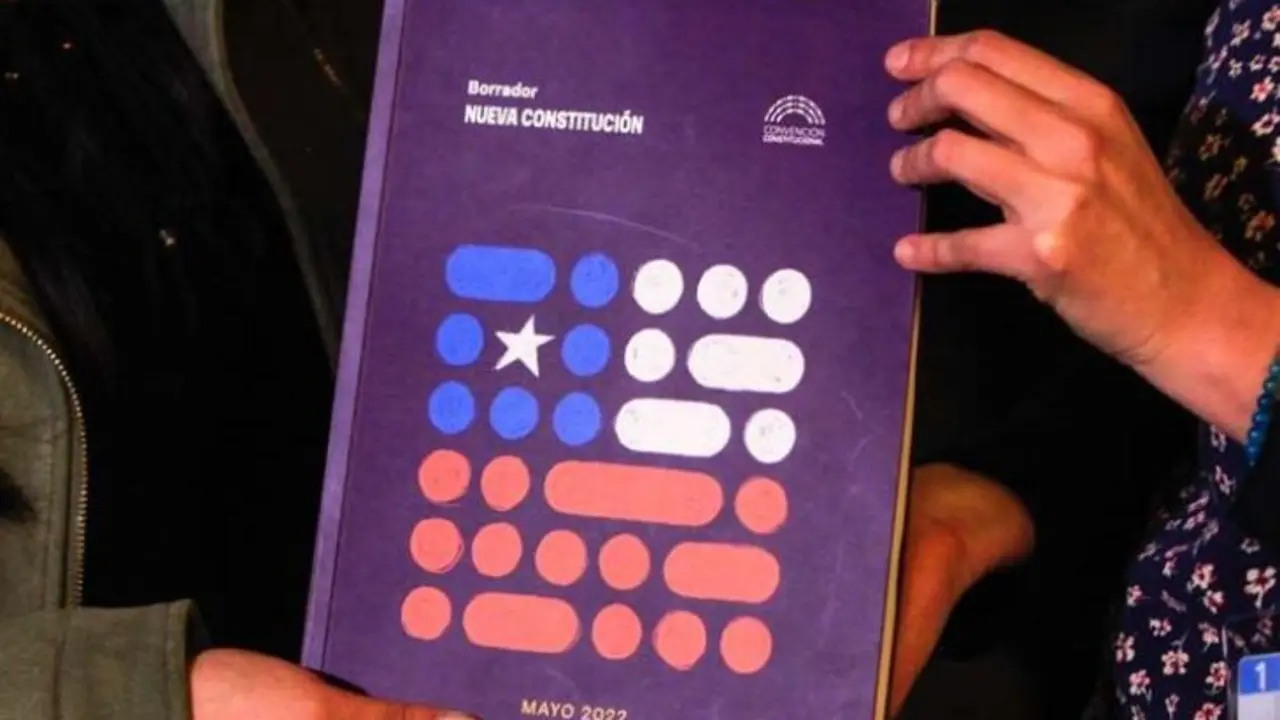 Nueva Constituci&oacute;n de Chile. / RR SS.