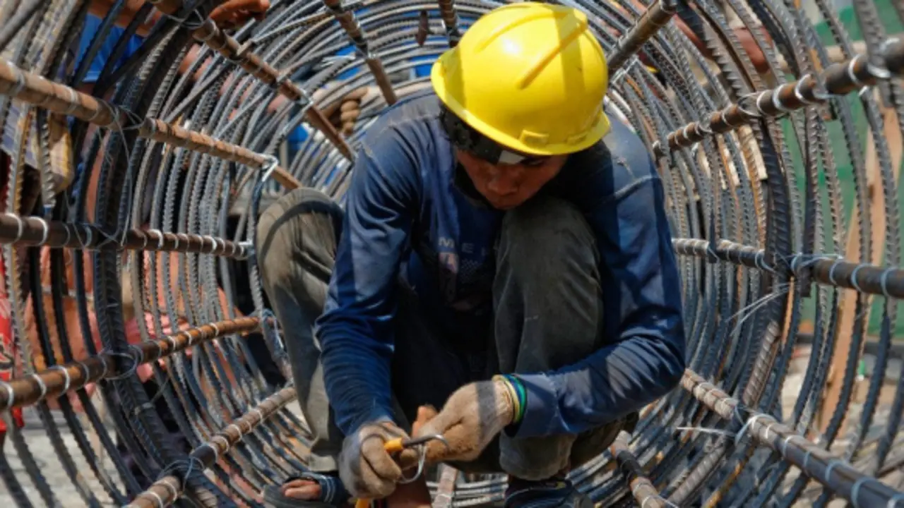 Un trabajador de la construcci&oacute;n en Yang&oacute;n, Myanmar. / ONU