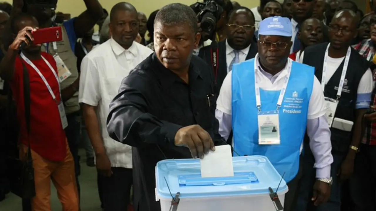Jo&atilde;o Louren&ccedil;o, presidente de Angola votando en Luanda. / RR.SS.