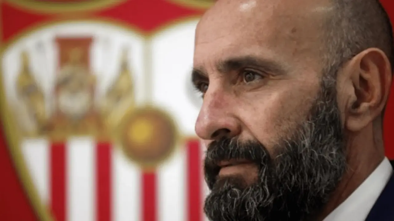 Monchi, director deportivo del Sevilla espera conseguir un delantero antes del cierre. / Pasi&oacute;n F&uacute;tbol