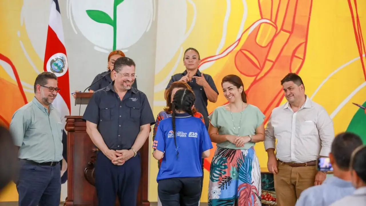 Entrega de becas del IICA y MAG. / Gobierno de Costa Rica