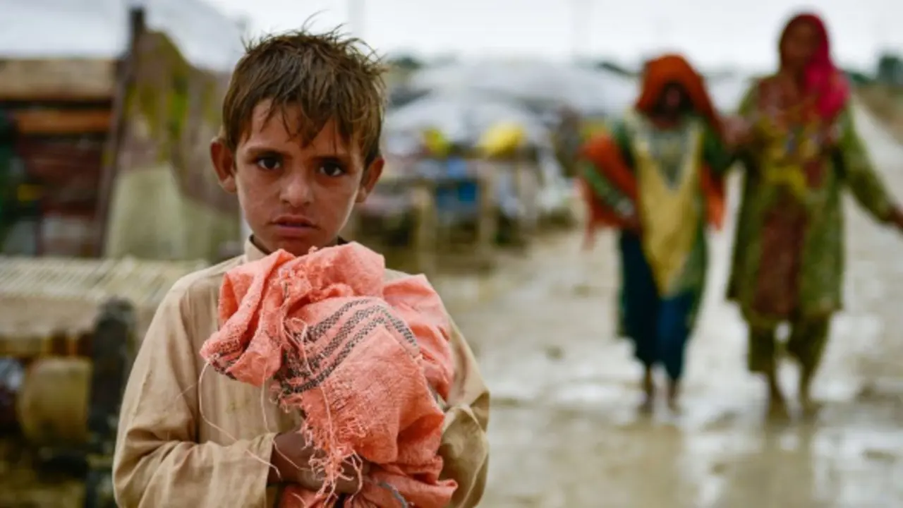 Un ni&ntilde;o se aferra a sus pertenencias mientras las familias se trasladan a zonas m&aacute;s seguras tras las  inundaciones en la provincia de Baluchist&aacute;n, Pakist&aacute;n. / UNICEF.