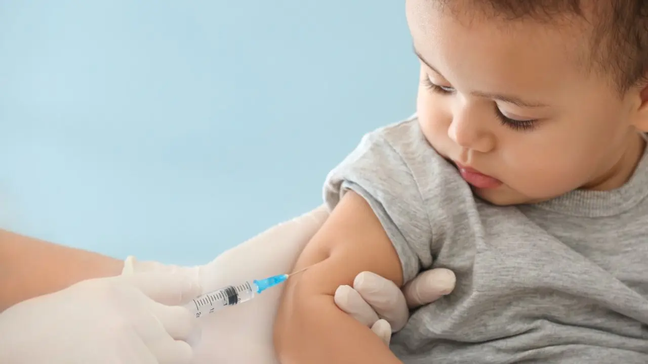 Ni&ntilde;o recibe una vacuna contra el sarampi&oacute;n. / Ministerio de Salud.