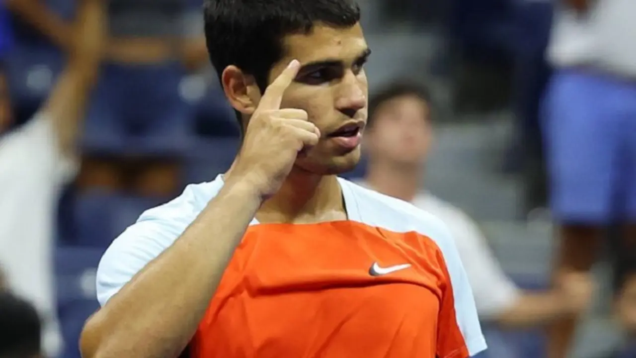 Carlitos Alcaraz avanza a cuartos de final del US Open y sue&ntilde;a con llegar al puesto 1 del ranking ATP. / @ATPtour