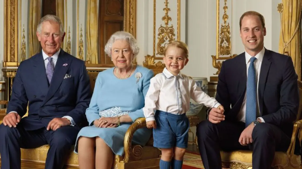 Isabel II, el rey Carlos III, el pr&iacute;ncipe Guillermo y el pr&iacute;ncipe George de Cambridge. / @theroyalfamily.