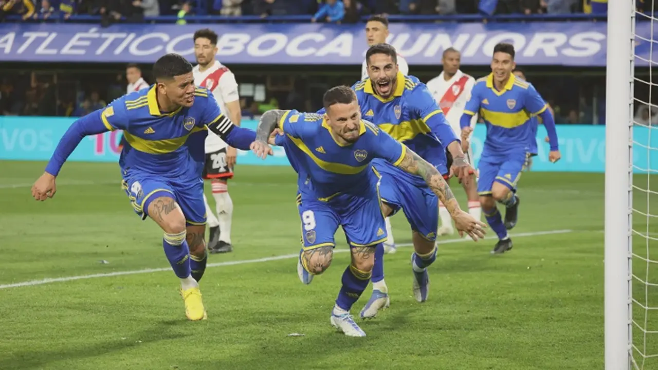 Dario Benedetto, celebra el gol ante River en La Bombonera. @BocaJrsOficial