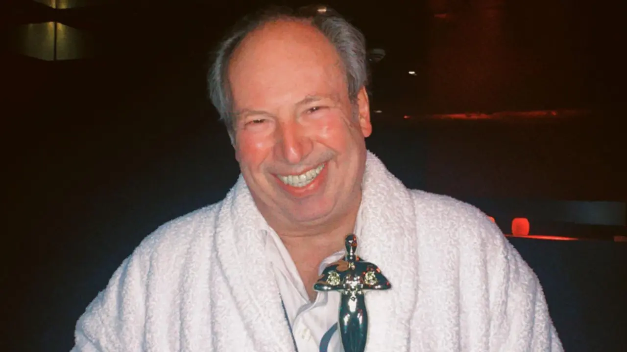 Hans Zimmer con su premio Oscar por Dune. / RRSS