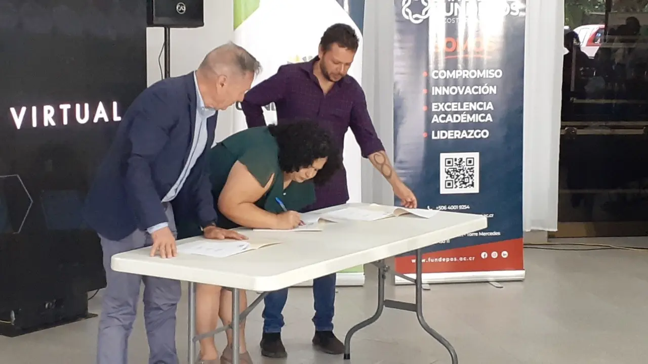 Firma del acuerdo tripartito para capacitar emprendedores. / Mundiario Costa Rica