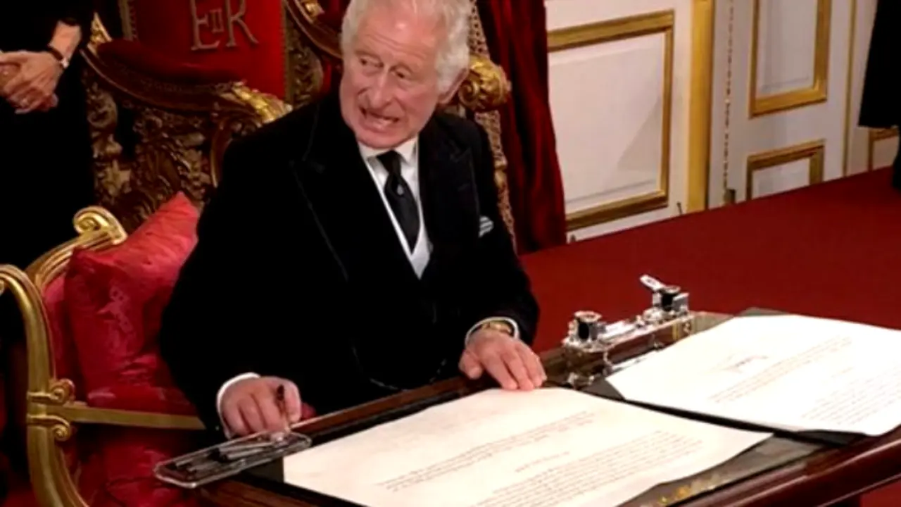 El pol&eacute;mico gesto de Carlos III durante su proclamaci&oacute;n como Rey. YouTube.