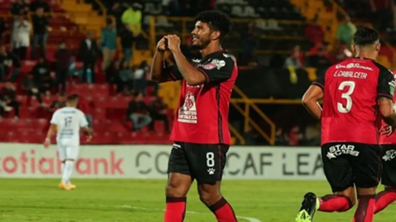 Johan Venegas celebrando su anotaci&oacute;n / Liga Deportiva Alajuelense